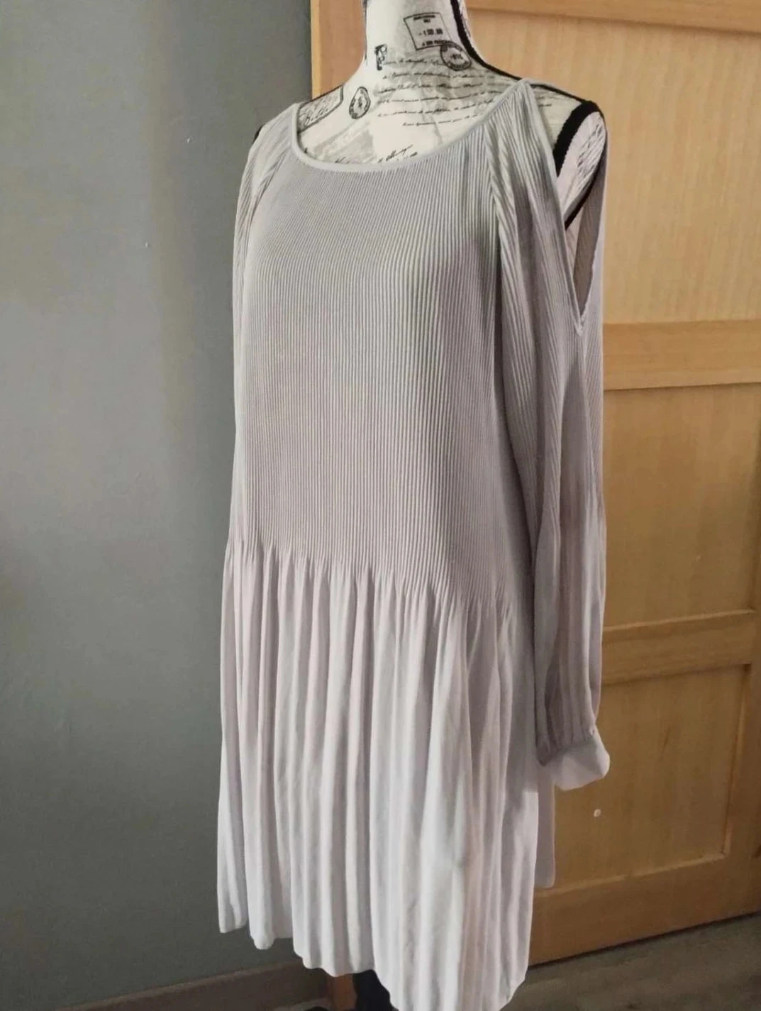 Robe grise, épaules dénudées, Piment rouge,T40